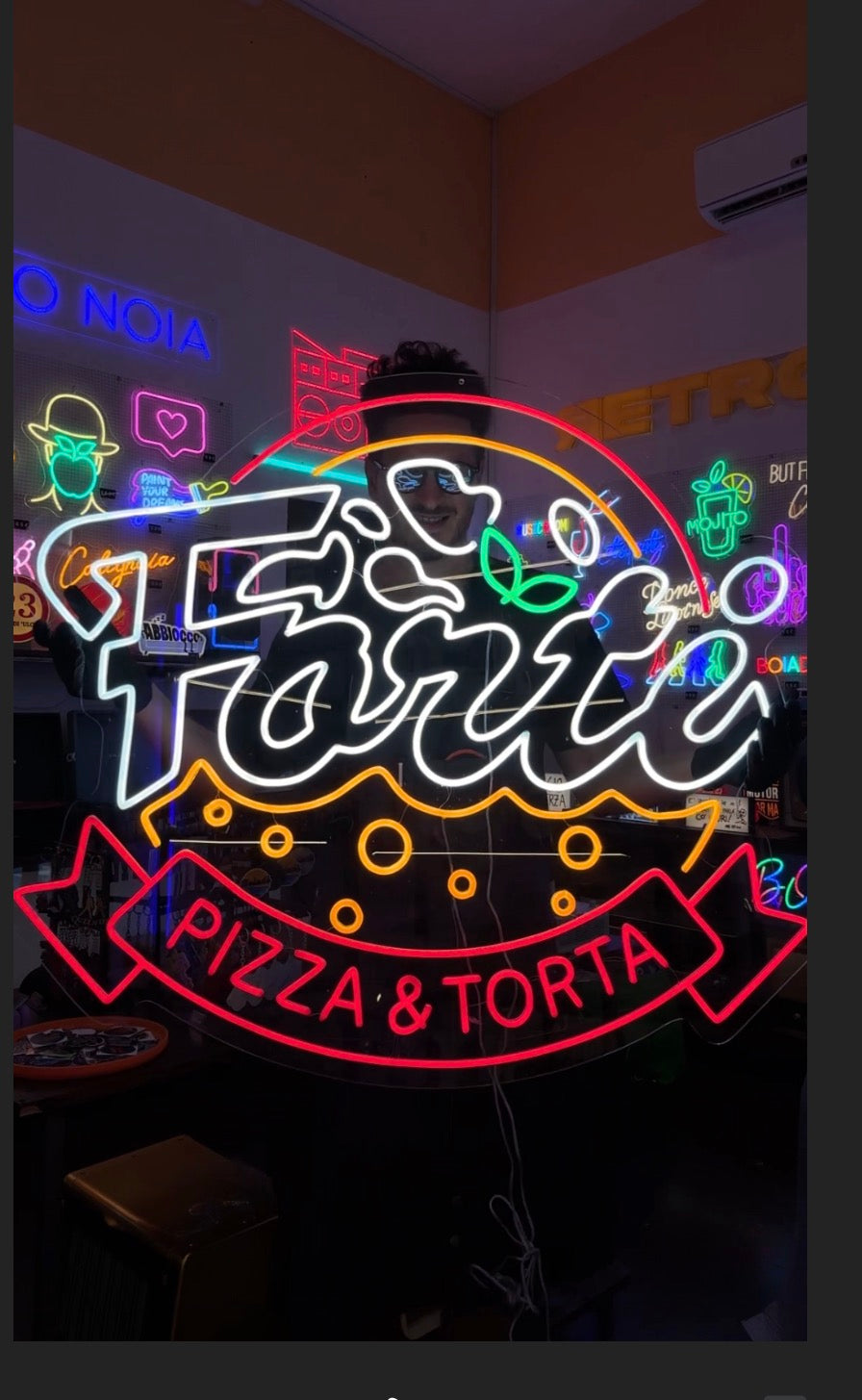 Giacomo nel laboratorio Erwitt Neon con l’insegna Fori · Pizza & Torta