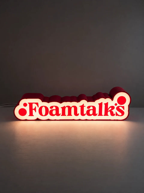 Lightbox foamtalks acceso, realizzato da Erwitt Neon