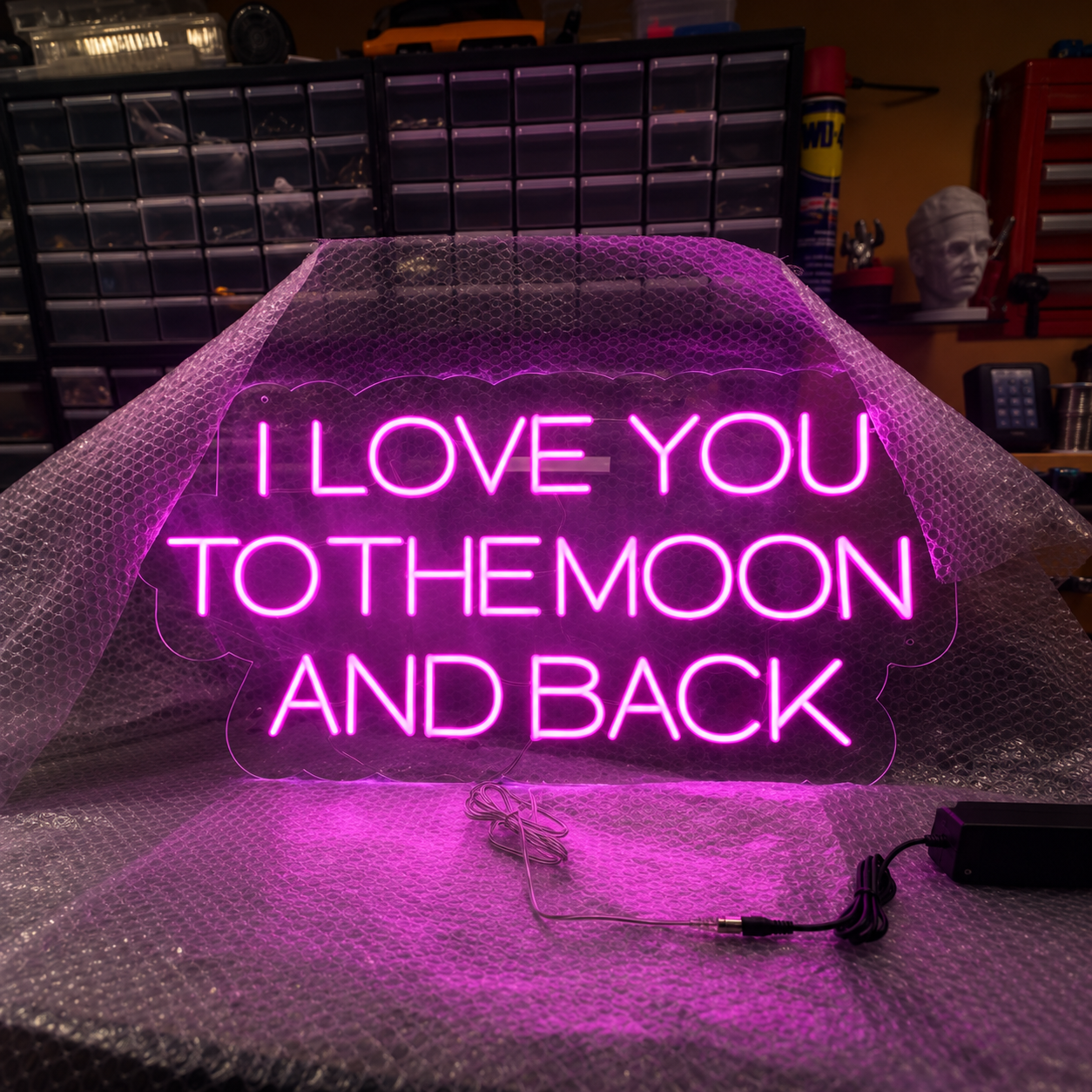 Neon LED I love you to the moon and back realizzato da Erwitt