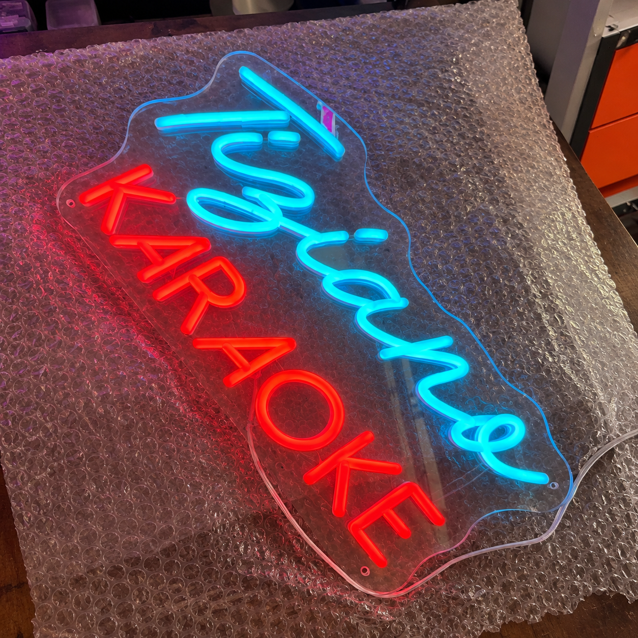 Neon LED Tiziano Karaoke realizzato da Erwitt