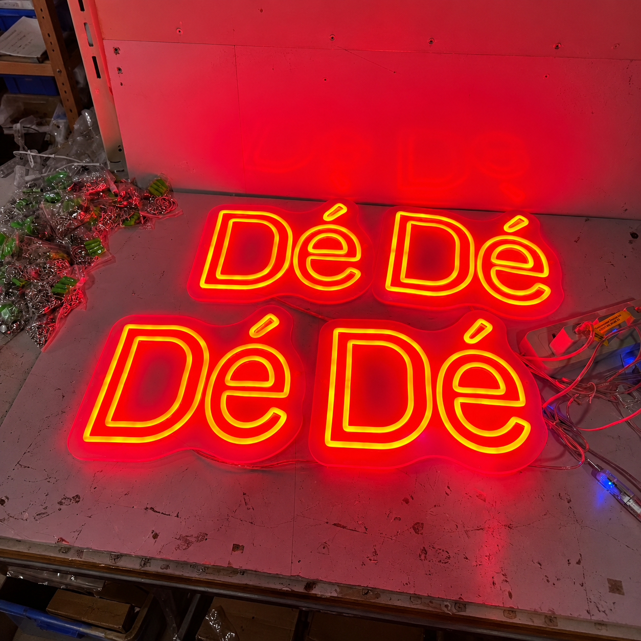 Quattro scritte neon Dé realizzate da Erwitt