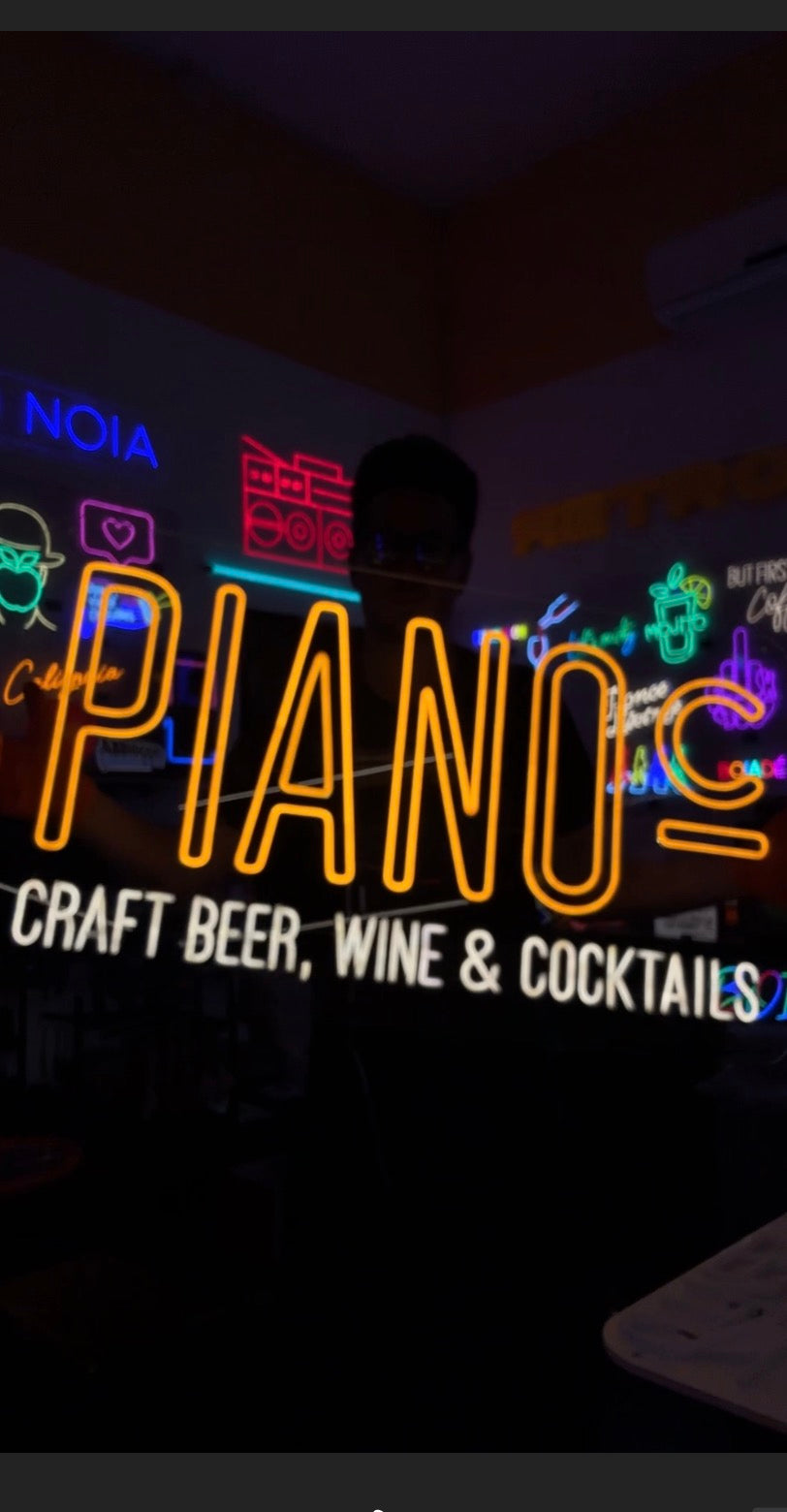 Insegna Piano C realizzata da Erwitt Neon